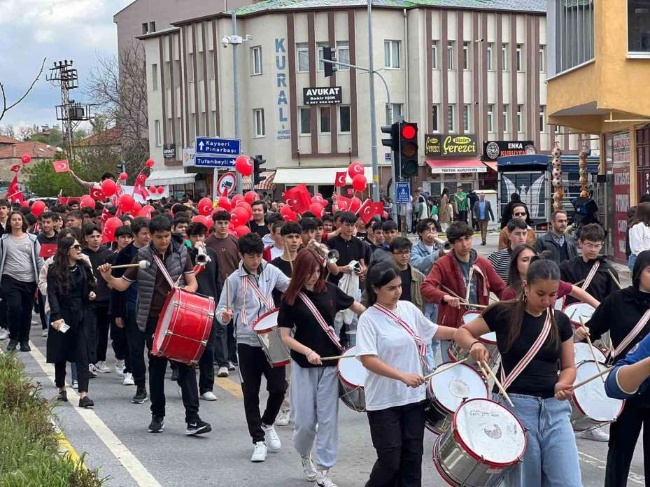 Tomarza’da coşkulu Gençlik yürüyüşü