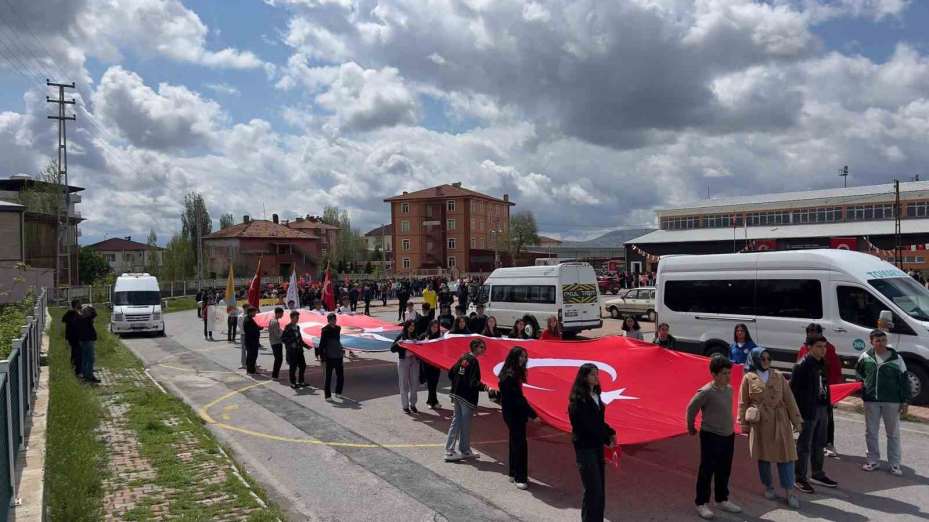 Tomarza’da coşkulu Gençlik yürüyüşü