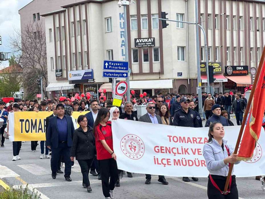 Tomarza’da coşkulu Gençlik yürüyüşü