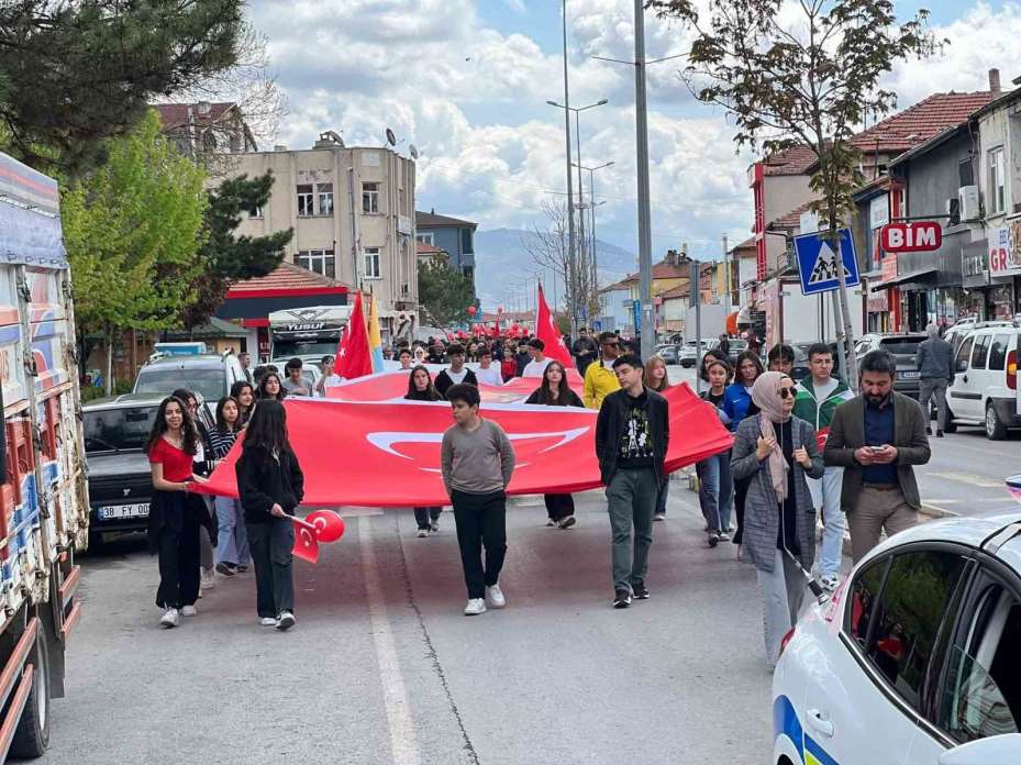 Tomarza’da coşkulu Gençlik yürüyüşü