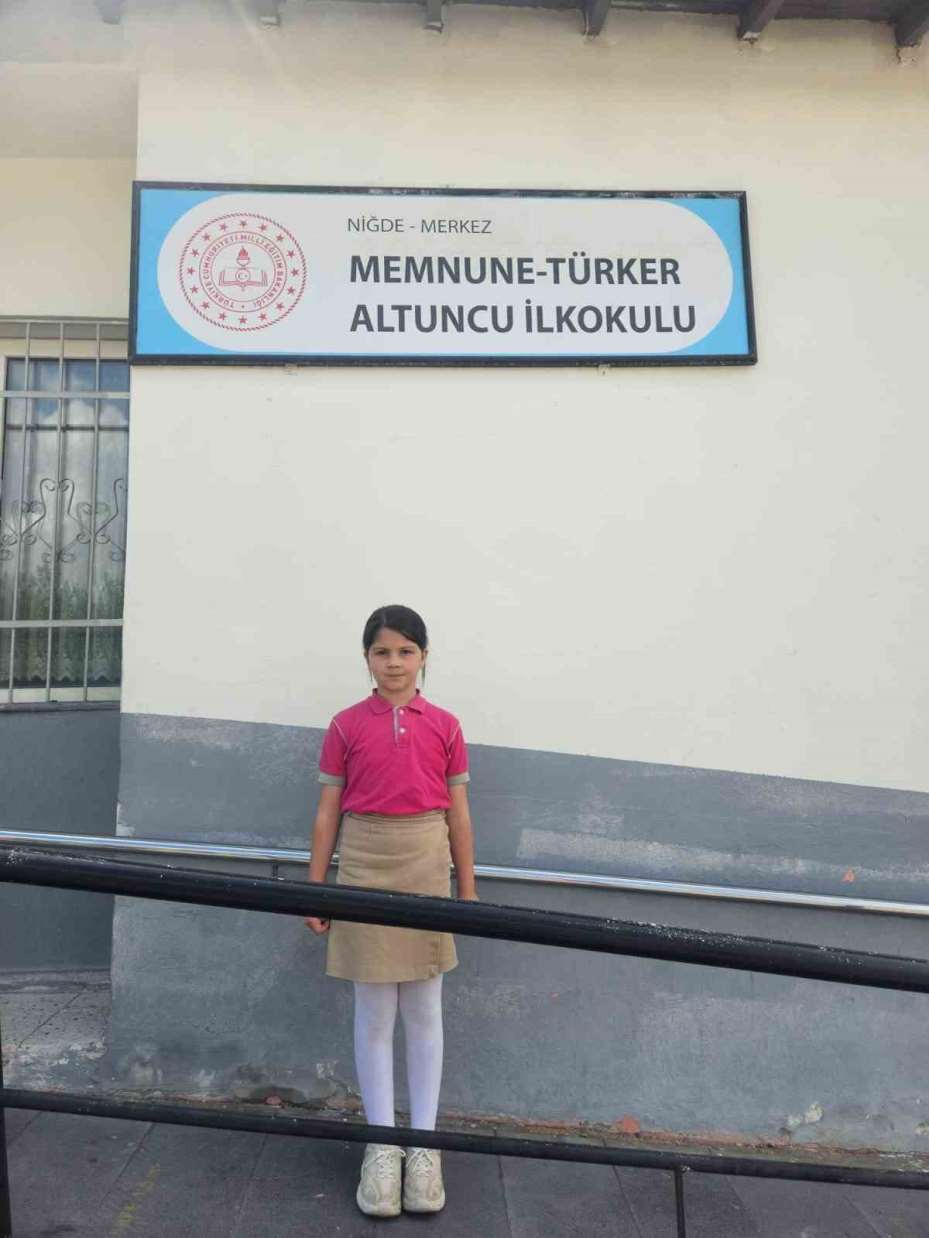 Minikler işaret diliyle şiir okudu