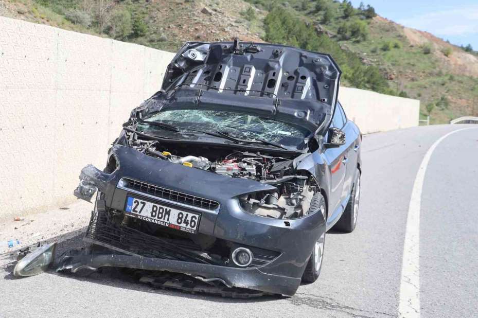 Otomobil istinat duvarına çarptı: 3 yaralı