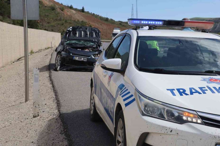 Otomobil istinat duvarına çarptı: 3 yaralı