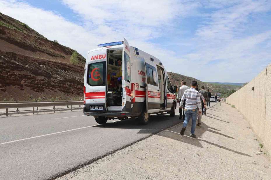 Otomobil istinat duvarına çarptı: 3 yaralı
