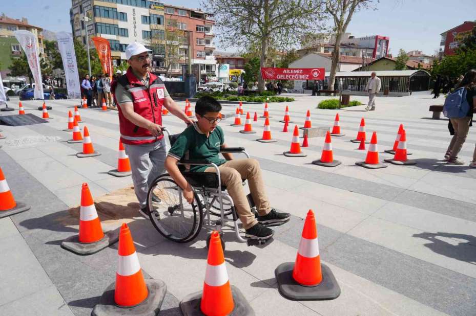 Engelli parkurunda empati yaptılar