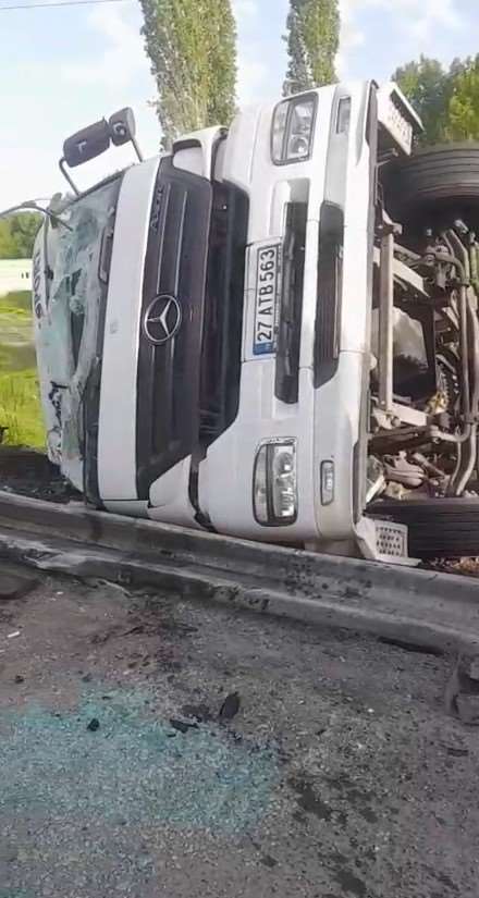Tır şarampole devrildi, sürücüsü yaralandı