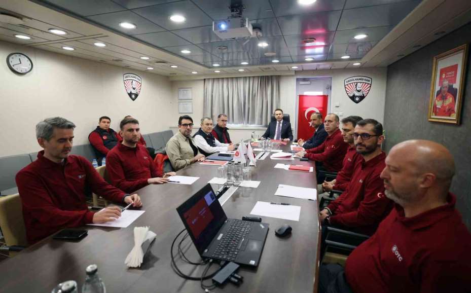 Bakan Bayraktar, Abdülhamid Han sondaj gemisini ziyaret etti