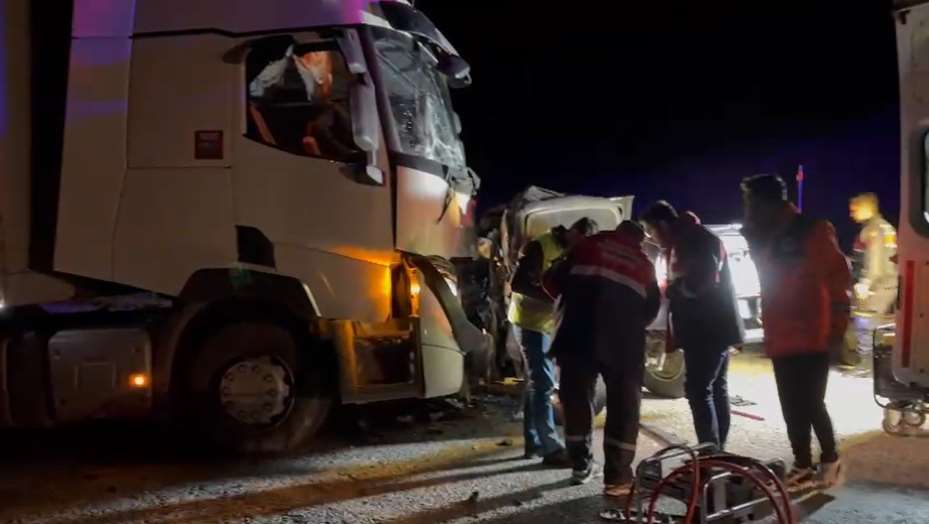 Tır ile pikap kafa kafaya çarpıştı: 1 ölü