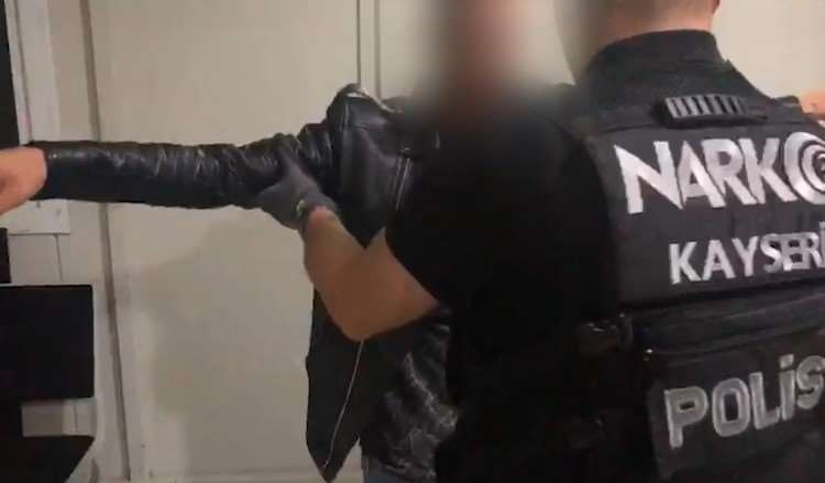 Kayseri’de kıyafete emdirilmiş 1 kilo 400 gram narkotik madde ele geçirildi