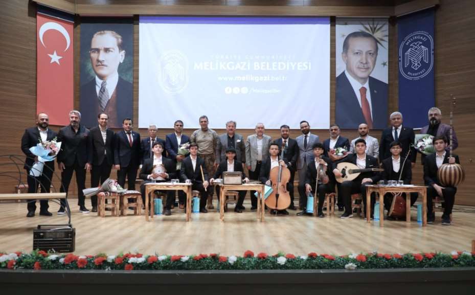 Melikgazi’den anlamlı aile ve kahramanlık şiir dinletisi