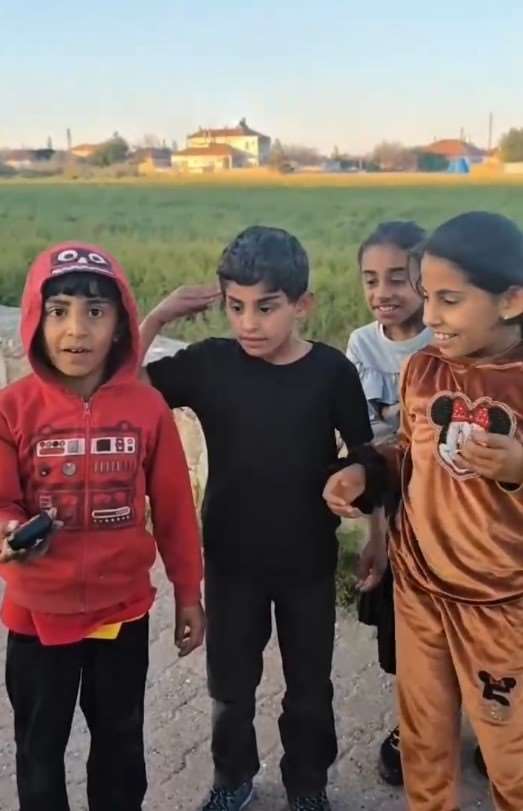 Kayseri’de yürek ısıtan görüntüler: Polisleri gördüler, selama durdular