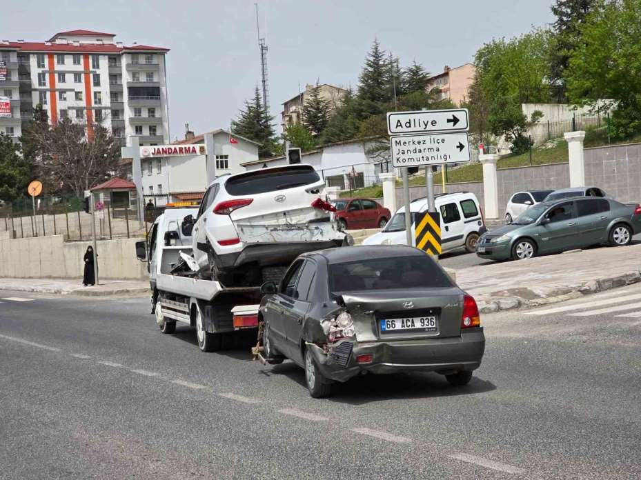Yozgat’ta 6 araç zincirleme kazaya karıştı: 5 yaralı