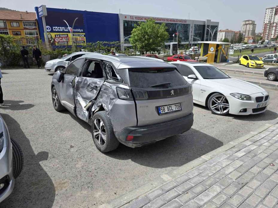 Yozgat’ta 6 araç zincirleme kazaya karıştı: 5 yaralı