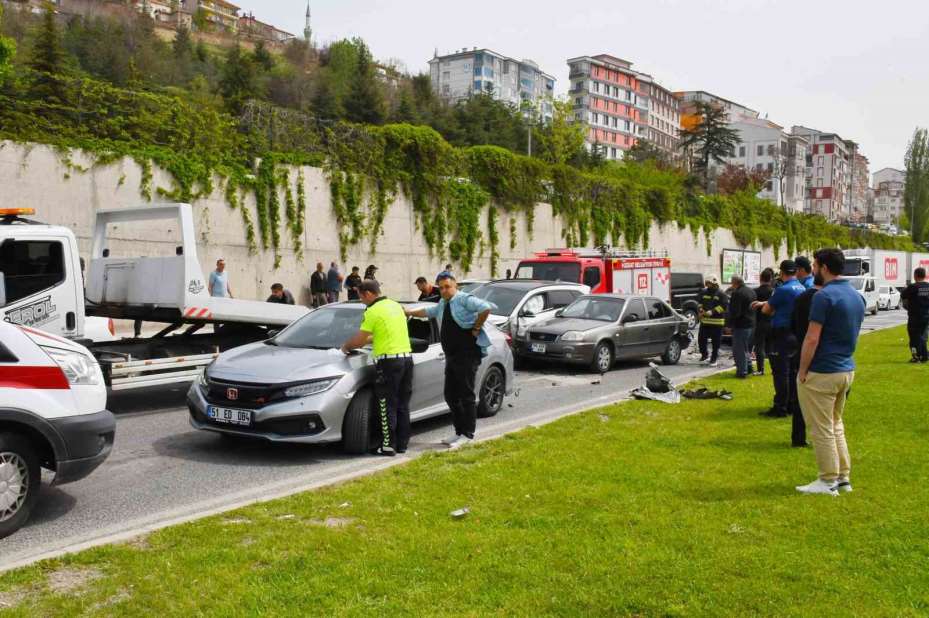 Yozgat’ta 6 araç zincirleme kazaya karıştı: 5 yaralı