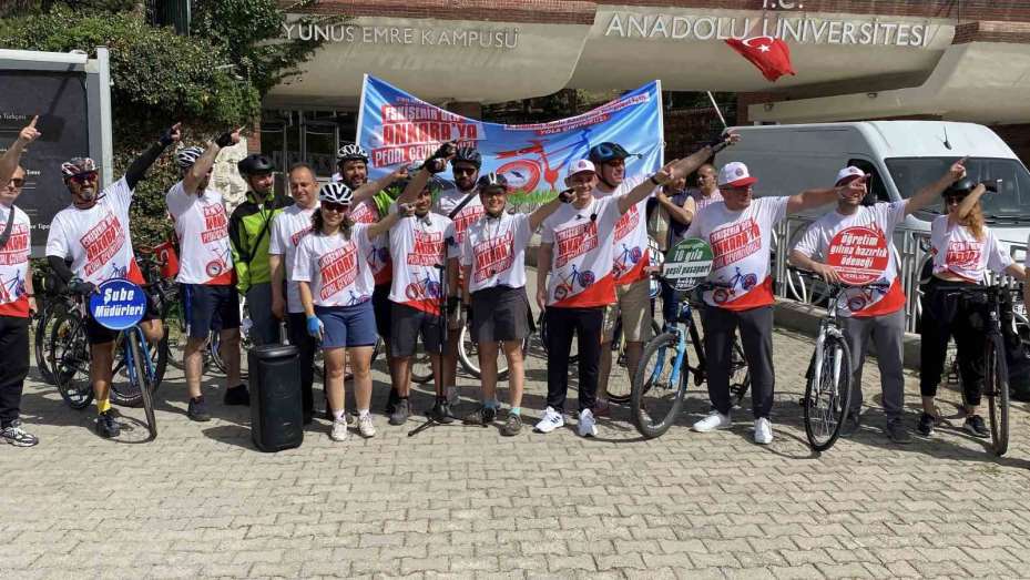Bisikletleriyle Eskişehir’den Ankara’ya doğru pedal çevirdiler