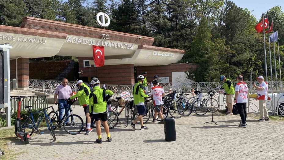 Bisikletleriyle Eskişehir’den Ankara’ya doğru pedal çevirdiler