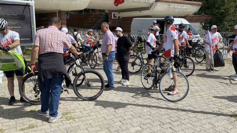 Bisikletleriyle Eskişehir’den Ankara’ya doğru pedal çevirdiler