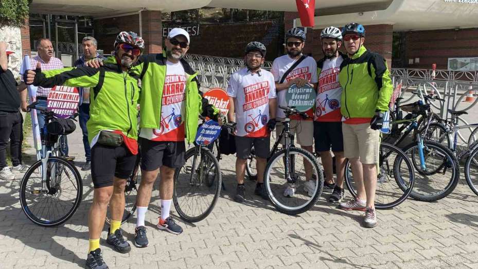 Bisikletleriyle Eskişehir’den Ankara’ya doğru pedal çevirdiler