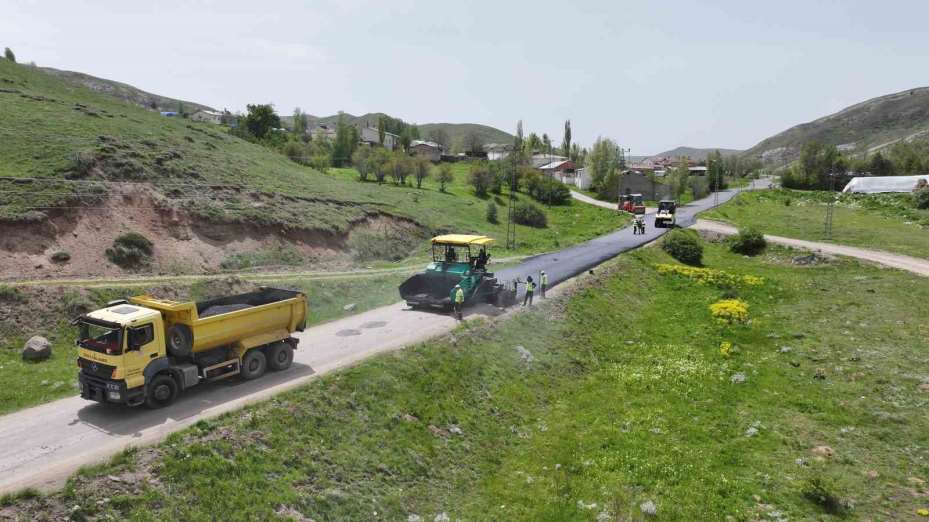 Sivas’ta köy yollarının standardı yükseliyor