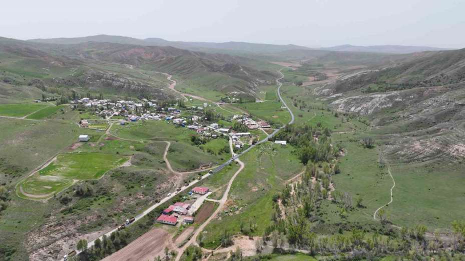 Sivas’ta köy yollarının standardı yükseliyor