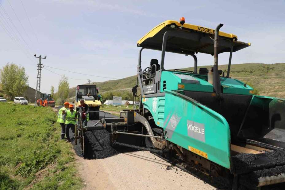 Sivas’ta köy yollarının standardı yükseliyor