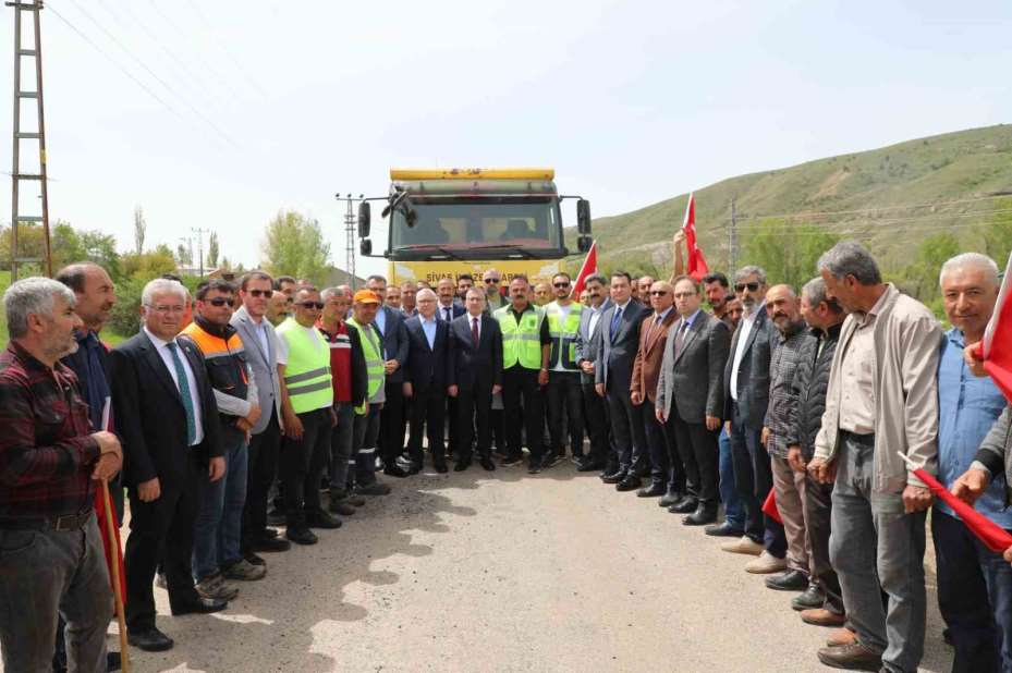 Sivas’ta köy yollarının standardı yükseliyor