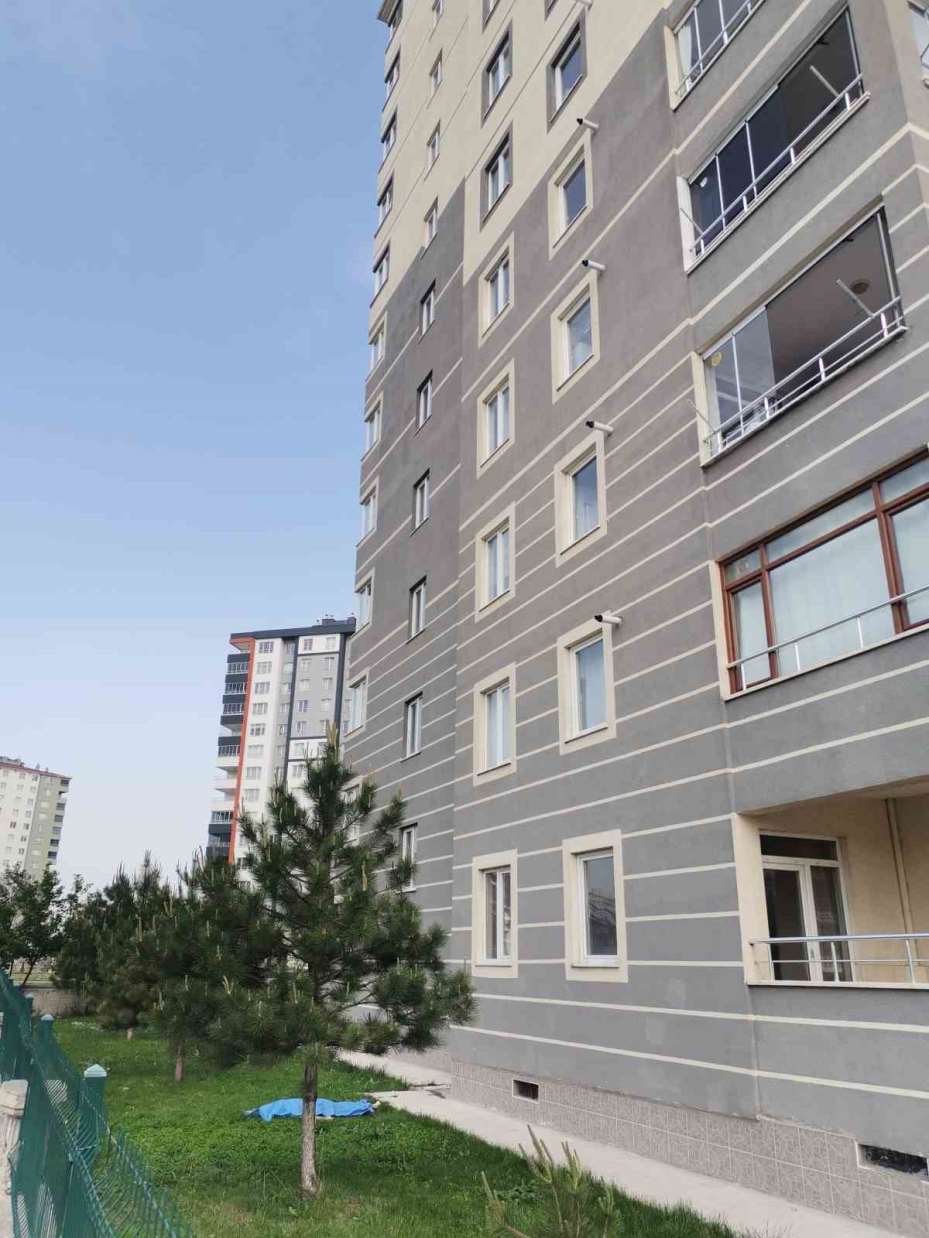 8. kattan düşen şahıs hayatını kaybetti