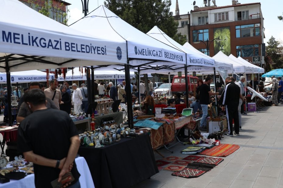 Nostalji ve geçmişe ilgi duyanlar Melikgazi Antika Pazarı’nda buluşuyor