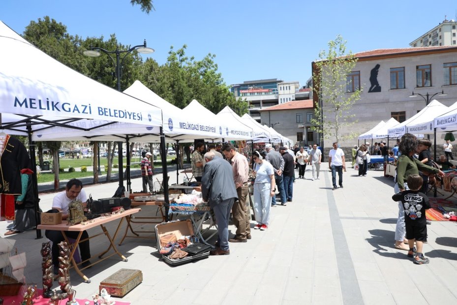 Nostalji ve geçmişe ilgi duyanlar Melikgazi Antika Pazarı’nda buluşuyor