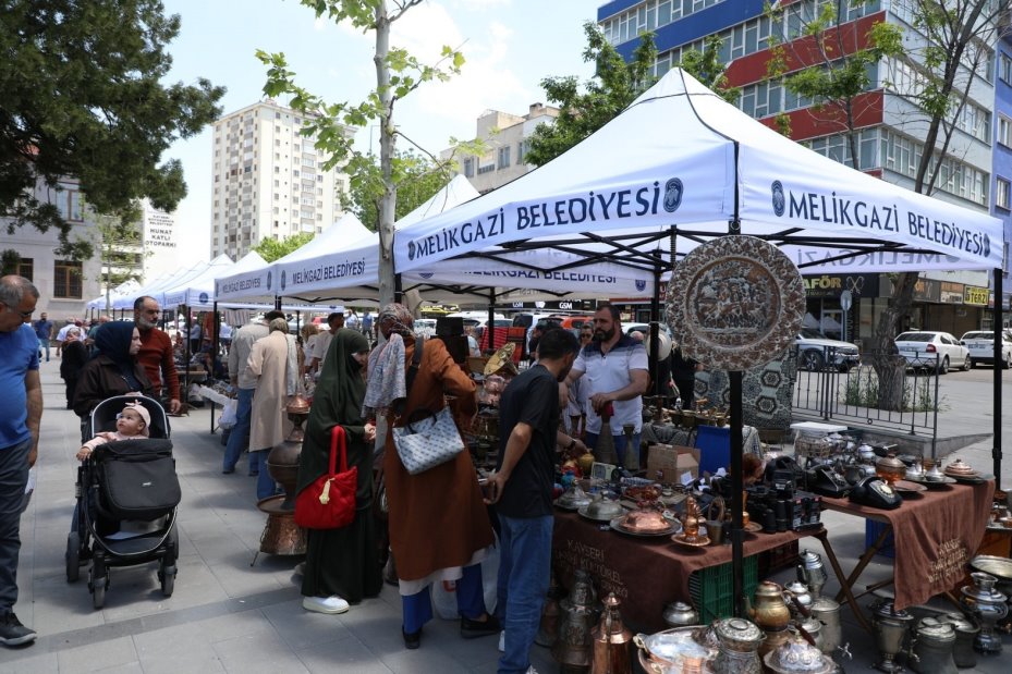 Nostalji ve geçmişe ilgi duyanlar Melikgazi Antika Pazarı’nda buluşuyor