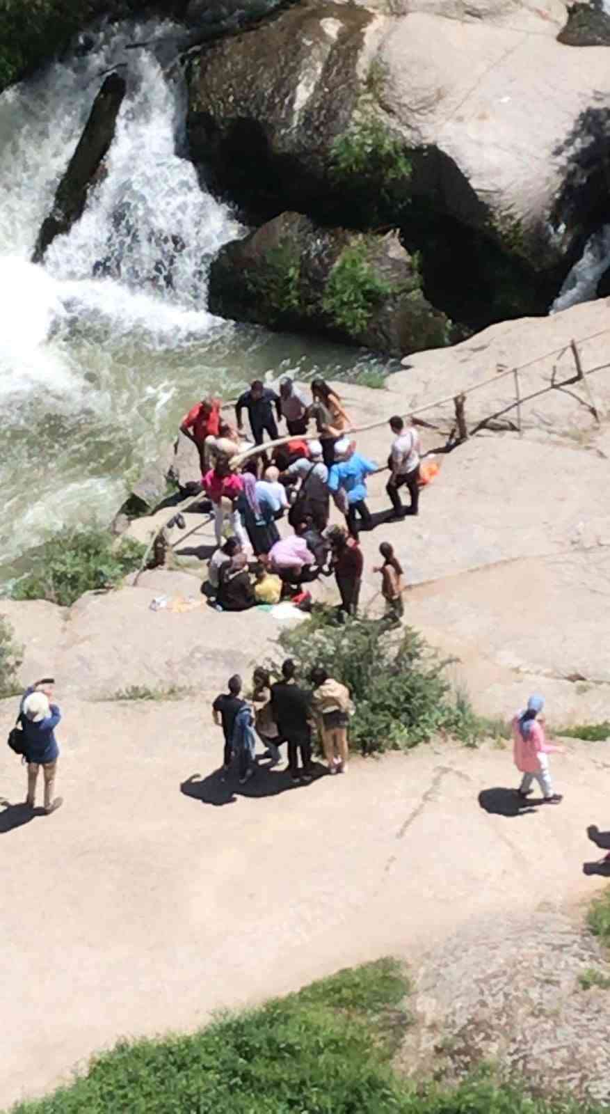 Dede ile torunu fotoğraf çektirirken Melendiz Çayı’na düştü