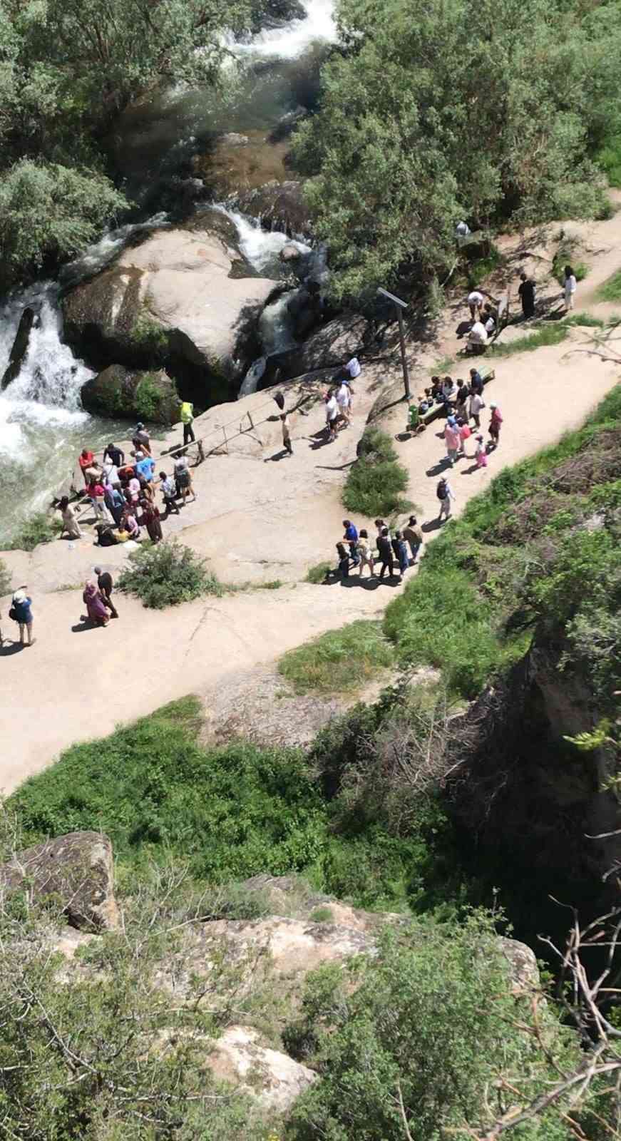 Dede ile torunu fotoğraf çektirirken Melendiz Çayı’na düştü