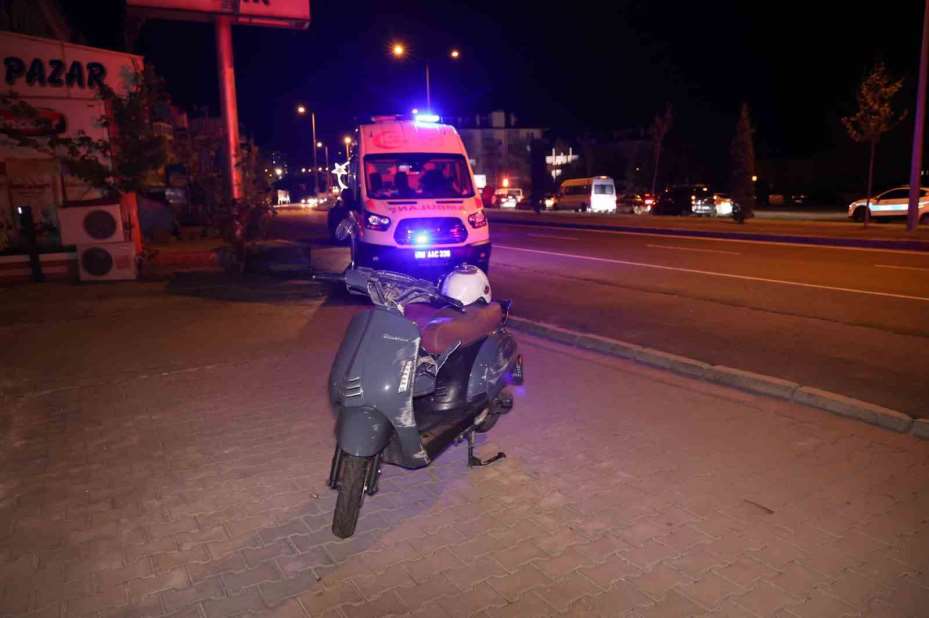 Köpeğini düşürmemek için çabaladı, dengesini kaybedip kendisi düştü