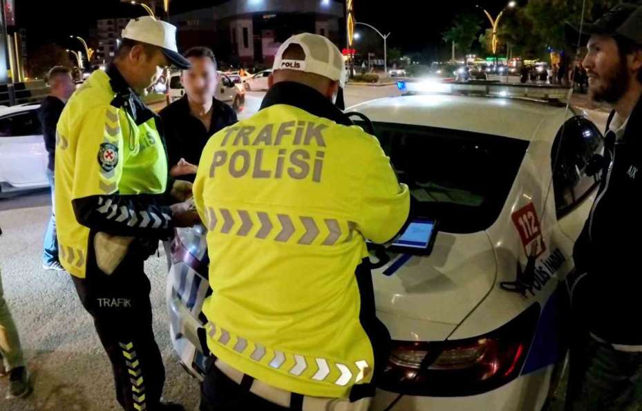 Plakasız motosikletiyle yakalanan alkollü ve kasksız sürücü, basın mensubuna el sallayıp poz verdi