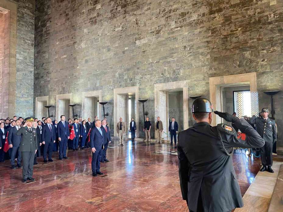 Bakan Bak’tan gençler ve sporcularla Anıtkabir’e ziyaret