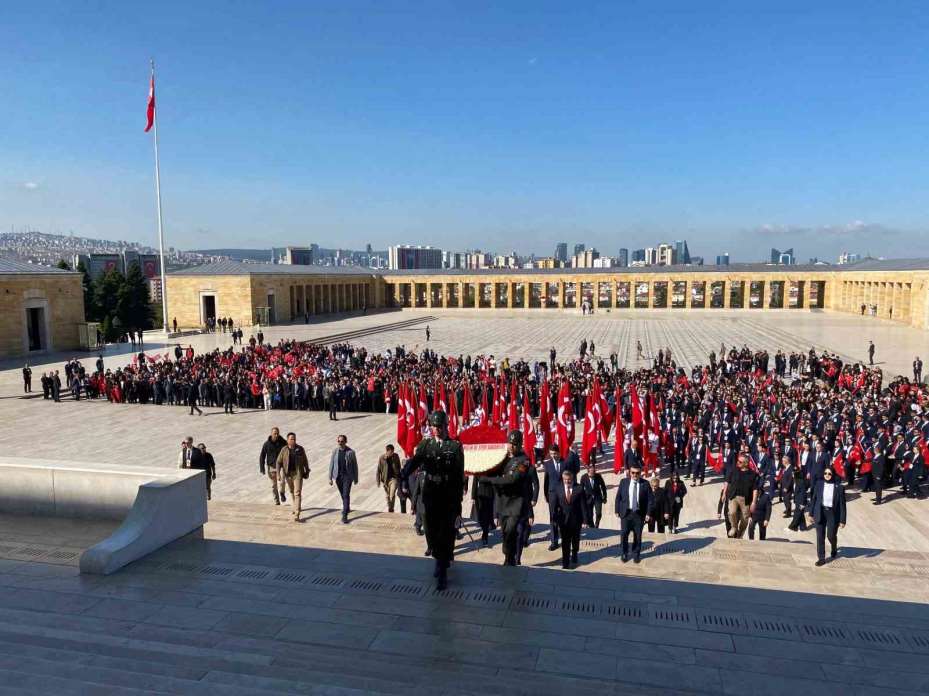 Bakan Bak’tan gençler ve sporcularla Anıtkabir’e ziyaret
