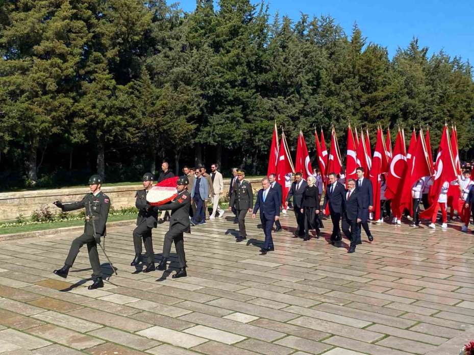 Bakan Bak’tan gençler ve sporcularla Anıtkabir’e ziyaret