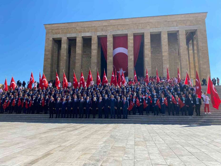 Bakan Bak’tan gençler ve sporcularla Anıtkabir’e ziyaret