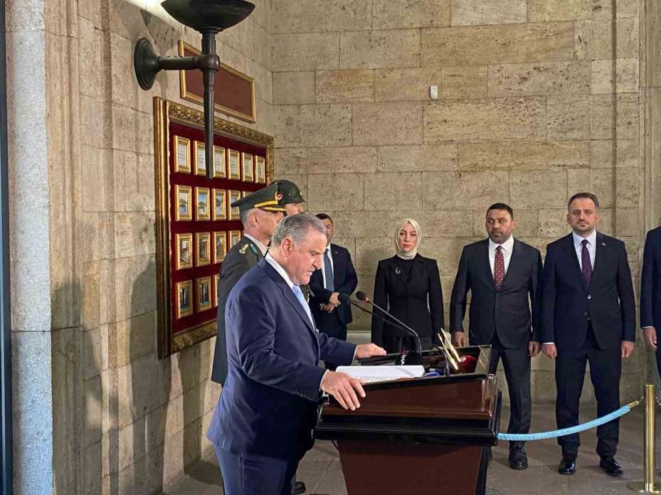Bakan Bak’tan gençler ve sporcularla Anıtkabir’e ziyaret