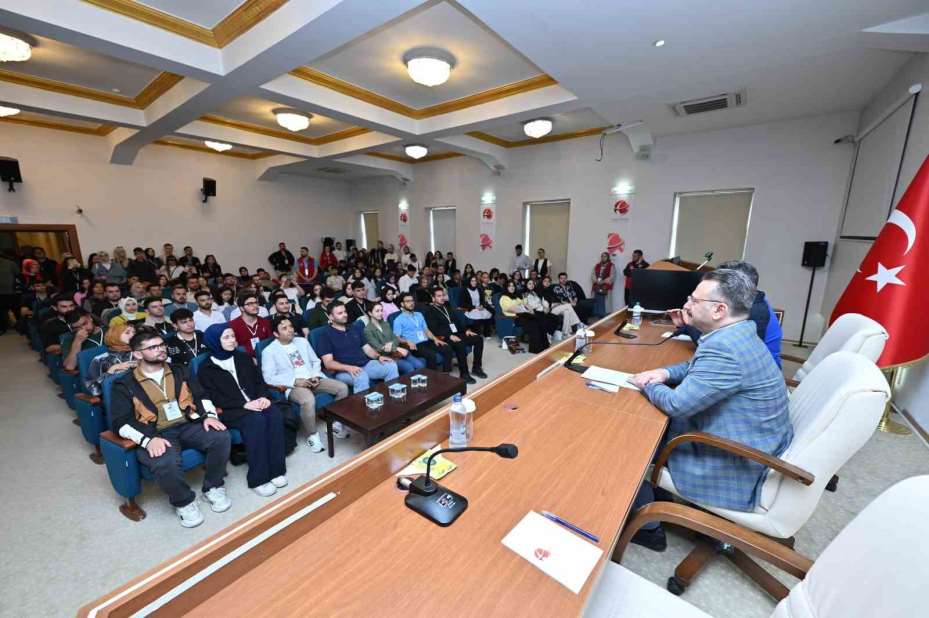 Vali Aksoy, temsilci gençleri ağırladı