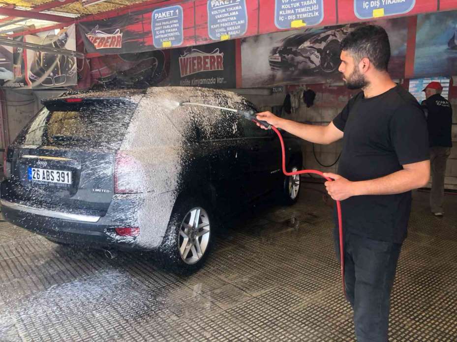 Araçlarını kendi yıkayan vatandaşlar zarar ediyor