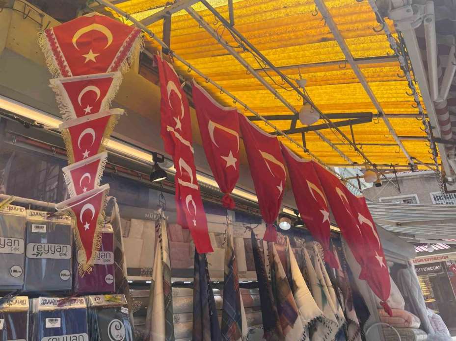 19 Mayıs’ta dükkânlar Türk bayraklarıyla donatıldı