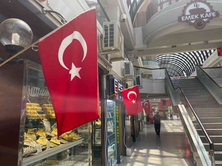 19 Mayıs’ta dükkânlar Türk bayraklarıyla donatıldı