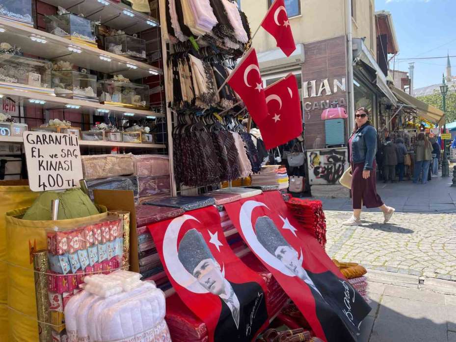 19 Mayıs’ta dükkânlar Türk bayraklarıyla donatıldı