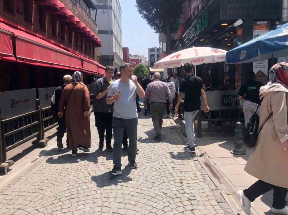 Eskişehir’de sıcak havayı fırsat bilen vatandaşlar çarşıya akın etti