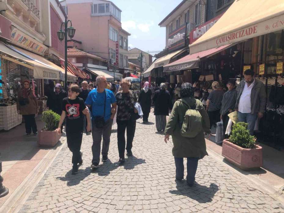 Eskişehir’de sıcak havayı fırsat bilen vatandaşlar çarşıya akın etti
