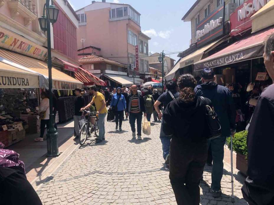 Eskişehir’de sıcak havayı fırsat bilen vatandaşlar çarşıya akın etti