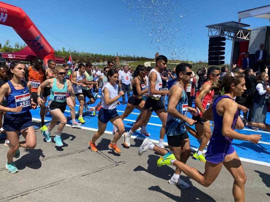 Ankara’da ‘19 Mayıs Yarı Maratonu ve Halk Koşusu’ düzenlendi