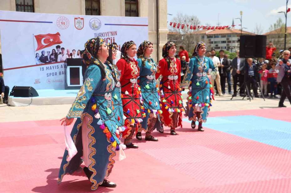 Sivas’ta Gençlik ve Spor Bayramı coşkuyla kutlandı