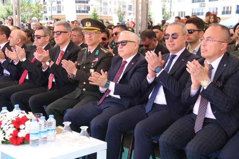 Sivas’ta Gençlik ve Spor Bayramı coşkuyla kutlandı